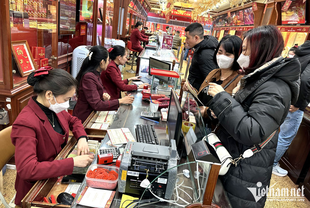 Qua la ngay via Than Tai, gia vang giam van thua vang khach-Hinh-2