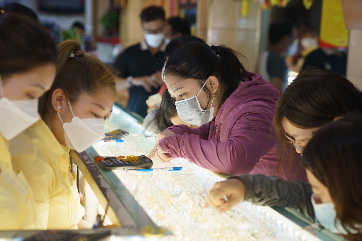 Qua la ngay via Than Tai, gia vang giam van thua vang khach-Hinh-4