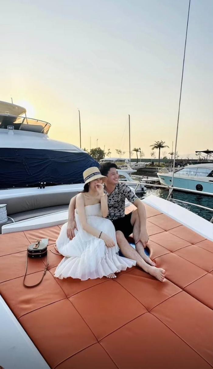 Nữ MC U40 khoe ảnh tình tứ với bạn trai trên du thuyền - Hình 9 Nu MC U40 khoe anh tinh tu voi ban trai tren du thuyen-Hinh-9