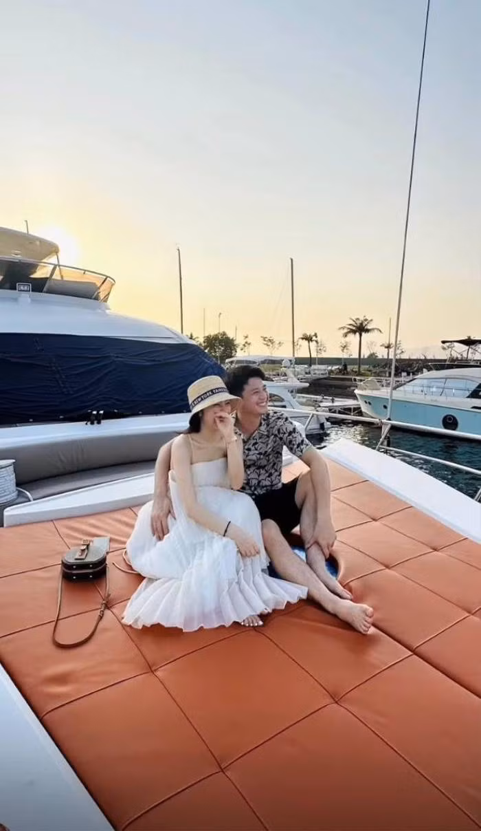 Nu MC U40 khoe anh tinh tu voi ban trai tren du thuyen-Hinh-9