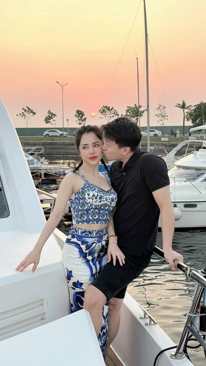 Nữ MC U40 khoe ảnh tình tứ với bạn trai trên du thuyền - Hình 13 Nu MC U40 khoe anh tinh tu voi ban trai tren du thuyen-Hinh-13
