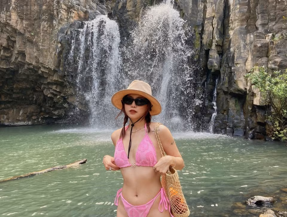 Ảnh: Thu Ngân. So với những điểm đến tại Phú Yên, thác Vực Hòm ít được biết đến hơn cả. Thác nằm đầu nguồn một con suối lớn ở thôn Vĩnh Xuân, xã An Lĩnh, huyện Tuy An, và nằm giữa những cột đá bazan độc đáo mang hình dáng như Gành Đá Đĩa úp ngược xuống.