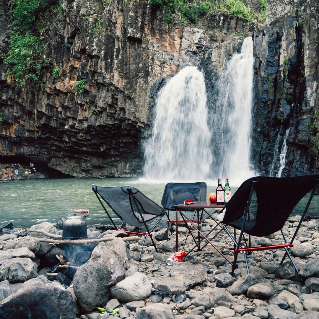 Ảnh: Instagram/iam_hoaivu. Đường vào khá gian nan nhưng khi đến nơi, bạn sẽ thấy hoàn toàn xứng đáng với cảnh đẹp ngoạn mục hiện ra trước mắt: một con thác nằm giữa núi cao, với hồ nước dưới thác trong vắt, cùng các tán cây rừng xanh mát.