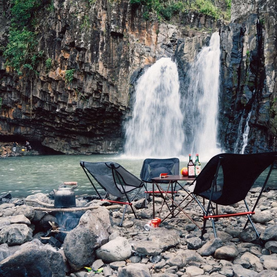 Ảnh: Instagram/iam_hoaivu. Đường vào khá gian nan nhưng khi đến nơi, bạn sẽ thấy hoàn toàn xứng đáng với cảnh đẹp ngoạn mục hiện ra trước mắt: một con thác nằm giữa núi cao, với hồ nước dưới thác trong vắt, cùng các tán cây rừng xanh mát.