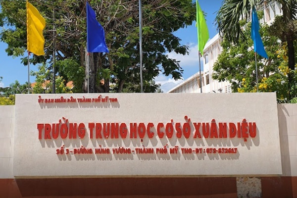 Nu sinh lop 8 lap Facebook ao vu khong thay giao 'ga tinh'