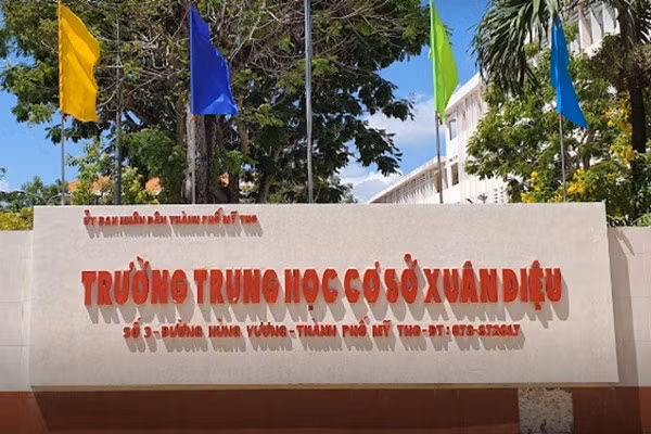 Nu sinh lop 8 lap Facebook ao vu khong thay giao 'ga tinh'