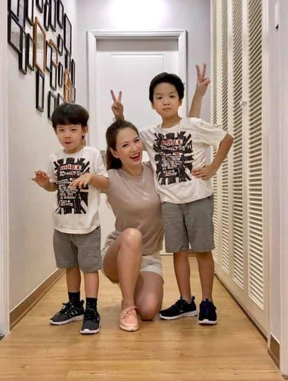 Khoang ban cong day hoa trong can ho cua Dan Le-Hinh-17