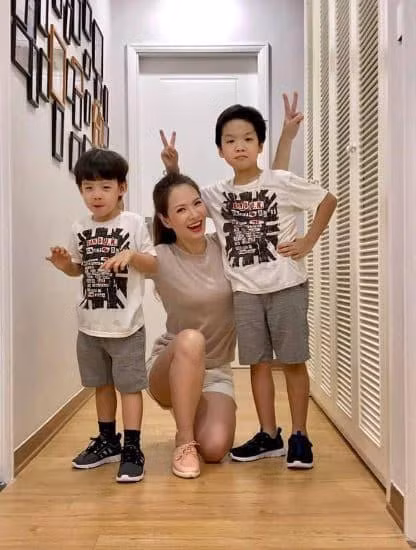 Khoang ban cong day hoa trong can ho cua Dan Le-Hinh-17