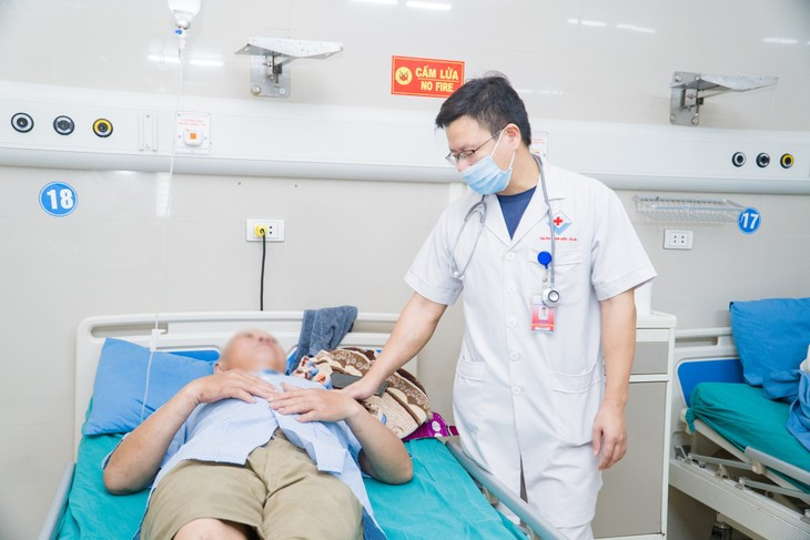 Nam bệnh nhân tiếp tục được theo dõi tại bệnh viện. Ảnh: BVCC.