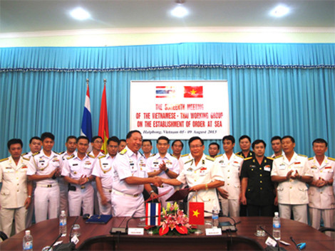 Lễ ký biên bản làm việc của phiên họp.