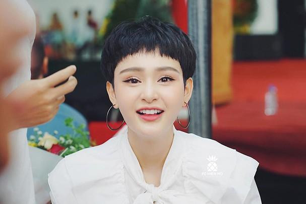 Tuy nhiên, Á quân The Voice 2017 lập tức lên tiếng phủ nhận. Cô cho biết dự án này được lên kế hoạch rất lâu rồi, trước khi gặp lùm xùm chuyện tình cảm. Hóa ra, bài hát này đầu tiên được viết cho ca sĩ Maya, sau này Maya không hát nên cô mới nhận được ca khúc. 2sao.vn | Photobook