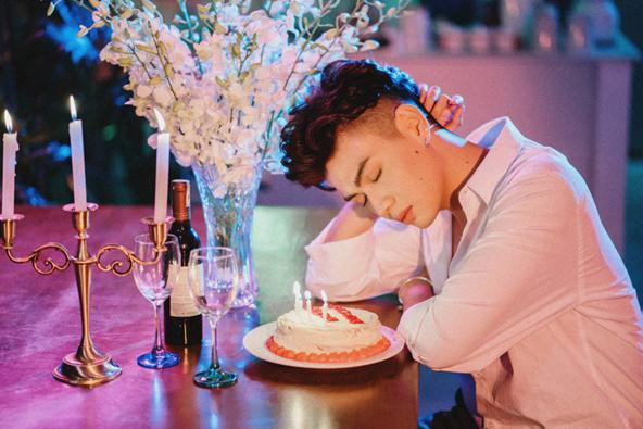 Về phần Đào Bá Lộc, anh liên tục thanh minh không hề mượn chuyện đời tư để PR tên tuổi. Tuy nhiên, đúng như kịch bản showbiz đã có sẵn, chỉ sau đó không lâu, Đào Bá Lộc lập tức ra mắt một sản phẩm âm nhạc mới day dứt về người tình đồng tính. 2sao.vn | Photobook