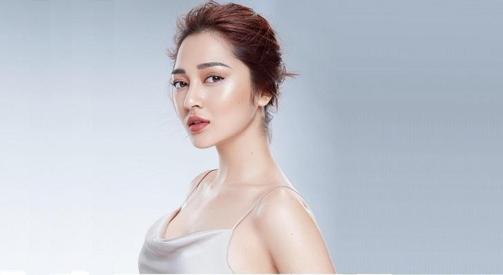 Sản phẩm này của Bảo Anh không tránh khỏi nghi ngờ "mượn" thời điểm chuyện chia tay Hồ Quang Hiếu đang được chú ý để ra mắt với mục đích tăng độ "hot". 2sao.vn | Photobook