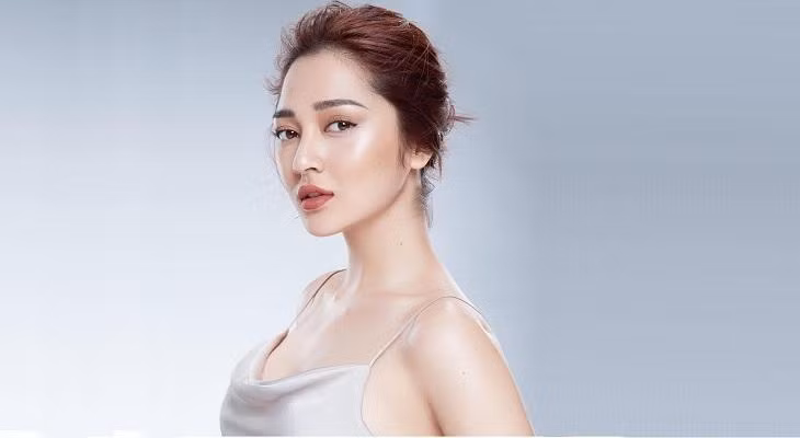 Sản phẩm này của Bảo Anh không tránh khỏi nghi ngờ "mượn" thời điểm chuyện chia tay Hồ Quang Hiếu đang được chú ý để ra mắt với mục đích tăng độ "hot". 2sao.vn | Photobook