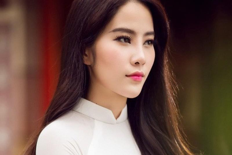 Ngay sau đó, Nam Em tuyên bố lấn sân âm nhạc bằng chiến lược mỗi tháng ra một MV giống Chi Pu. Điều này càng khiến đông đảo khán giả dành những ý kiến trái chiều cho Nam Em, nhận định rằng cô đang cố ý lấy chuyện tình cảm với diễn viên hài xứ Quảng để đánh bóng tên tuổi giữa thời điểm tung sản phẩm âm nhạc mới mang tên Cùng Anh Đi Xa với số tiền đầu tư khoảng 200 triệu đồng. 2sao.vn | Photobook