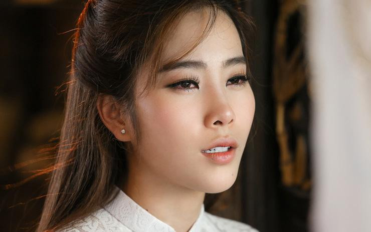 Đến single thứ 2 "Anh Có Đang Lắng Nghe", mạng xã hội lại xôn xao đoạn clip nàng Hoa khôi âm thầm đem hoa và bánh sinh nhật đến trước cửa nhà Trường Giang. 2sao.vn | Photobook