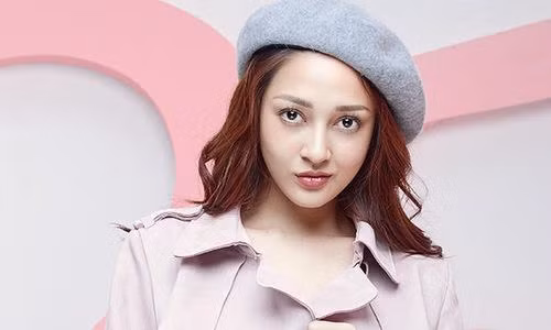 Tuy nhiên, khi dư luận chưa hết quan tâm chuyện cặp đôi chia tay thì chỉ sau đó gần 1 tháng, vào ngày 8/11, Bảo Anh lập tức ra mắt sản phẩm âm nhạc mới để nói về chuyện tình yêu nhiều nước mắt mang phong cách liêu trai, kì bí. 2sao.vn | Photobook