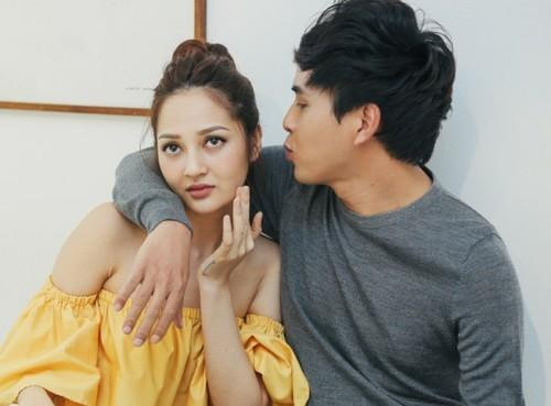 Vào năm 2017, người hâm mộ đi từ bất ngờ đến tiếc nuối, ngỡ ngàng vì việc tan vỡ của nam ca sĩ Hồ Quang Hiếu và Bảo Anh. Sau 2 năm hẹn hò, cả hai "đường ai nấy đi" dù đã cho nhau thời gian nhìn nhận lại mọi chuyện. 2sao.vn | Photobook