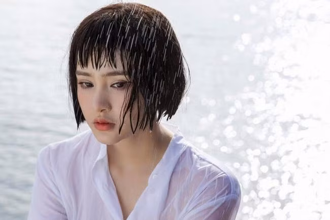 Hiền Hồ bị đông đảo khán giả cho rằng đang lấy chuyện tình ồn ào với Soobin Hoàng Sơn để đưa vào sản phẩm mới nhằm tăng sức hút. 2sao.vn | Photobook