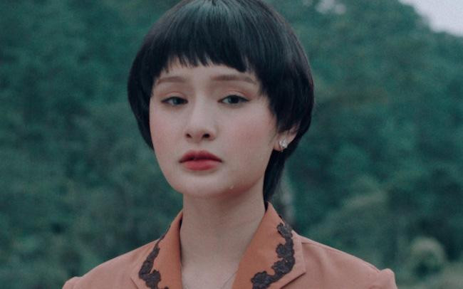 Thậm chí, nghi ngờ này đã được giới truyền thông đặt ra ngay trong chính buổi họp báo ra mắt MV mới của Hiền Hồ. 2sao.vn | Photobook