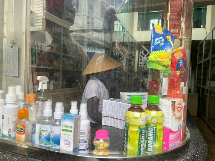 Kit test nhanh COVID-19 ngay cang dat, gia vot len tren 100.000 dong/bo