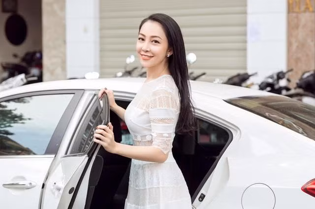 Năm 2017, Linh Nga và chồng cũ xảy ra tranh chấp quyền nuôi con, kết quả "chim công làng múa" giành được quyền nuôi con gái. Sau đó, Linh Nga bị rò rỉ ảnh khóa môi người đàn ông lạ. Đến tháng 7/2017, Linh Nga công khai bạn trai nhưng cặp đôi đều rất hạn chế chia sẻ ảnh chụp cùng nhau lên MXH. Hiện tại, Linh Nga đang tận hưởng cuộc sống vui vẻ bên gia đình, bạn bè và người yêu.