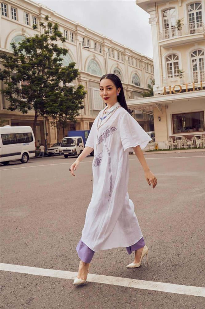 ăm 2010, cô kết hôn với con trai trong một gia đình danh gia vọng tộc. Đến năm 2015, Linh Nga ly hôn, đưa con gái 3 tuổi về TP.HCM sống. Sau khi chia tay chồng cũ, Linh Nga từng bị tố là "tiểu tam" phá vỡ hạnh phúc gia đình của một nữ MC tên T.H và chồng - chủ hệ thống nhà hàng nổi tiếng ở Hà Nội và TP.HCM. Song Linh Nga chọn sự im lặng, scandal từ đó cũng dần đi vào quên lãng.