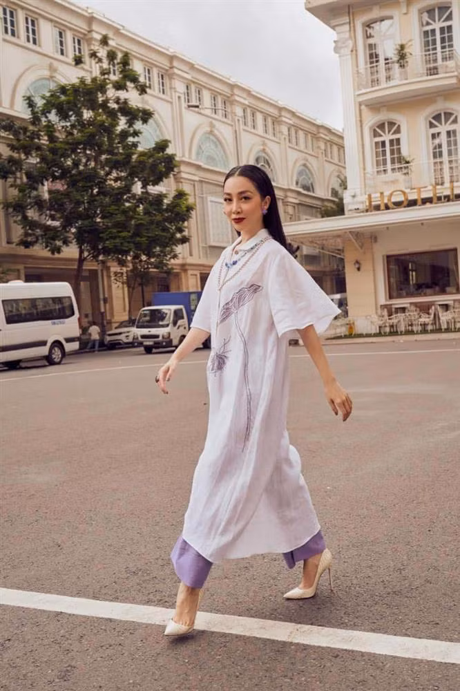 Năm 2010, cô kết hôn với con trai trong một gia đình danh gia vọng tộc. Đến năm 2015, Linh Nga ly hôn, đưa con gái 3 tuổi về TP.HCM sống. Sau khi chia tay chồng cũ, Linh Nga từng bị tố là "tiểu tam" phá vỡ hạnh phúc gia đình của một nữ MC tên T.H và chồng - chủ hệ thống nhà hàng nổi tiếng ở Hà Nội và TP.HCM. Song Linh Nga chọn sự im lặng, scandal từ đó cũng dần đi vào quên lãng.