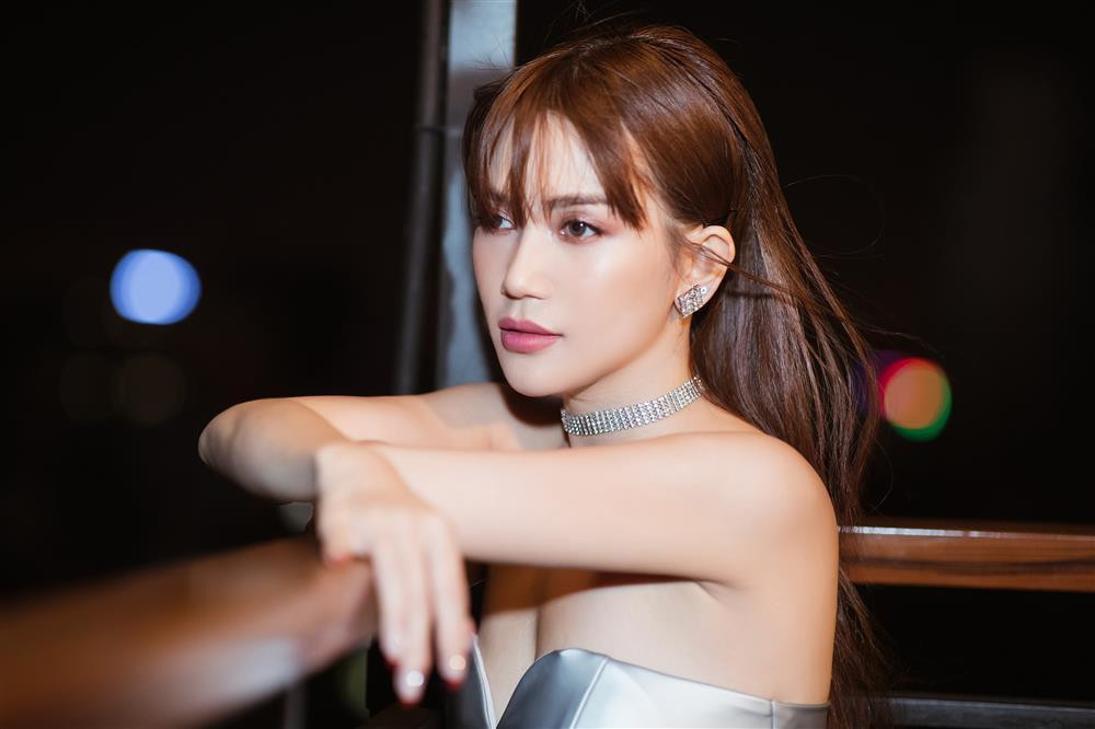 Sĩ Thanh sinh năm 1986, được biết đến với vai trò diễn viên, ca sĩ. Dù chiều cao khiêm tốn (1m55) nhưng Sĩ Thanh lại có vóc dáng vô cùng nóng bỏng, không thua kém bất cứ chân dài nào của showbiz Việt.