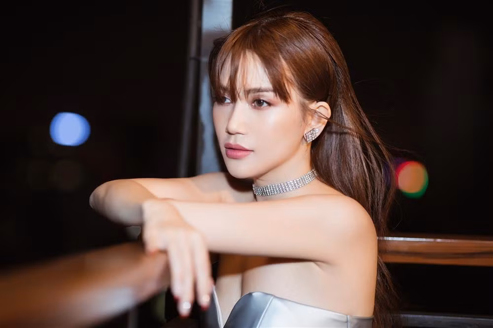 Sĩ Thanh sinh năm 1986, được biết đến với vai trò diễn viên, ca sĩ. Dù chiều cao khiêm tốn (1m55) nhưng Sĩ Thanh lại có vóc dáng vô cùng nóng bỏng, không thua kém bất cứ chân dài nào của showbiz Việt.