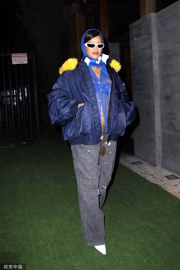 Ca si Rihanna dien do nhu 