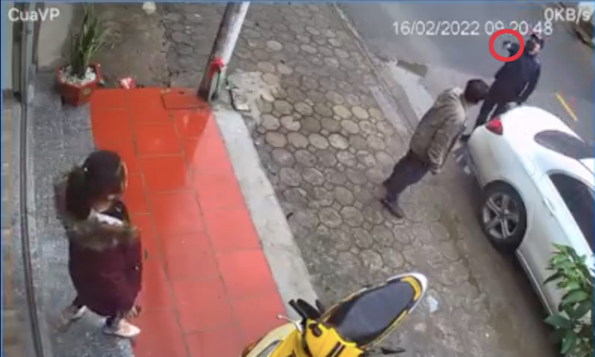 Nguoi cam vat giong sung chia thang vao mat dan o Ha Noi la Cong an