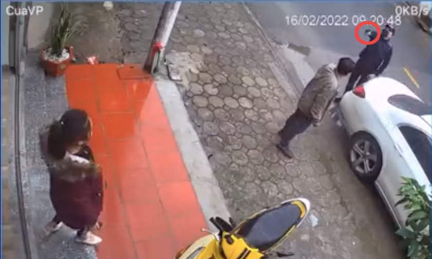 Nguoi cam vat giong sung chia thang vao mat dan o Ha Noi la Cong an