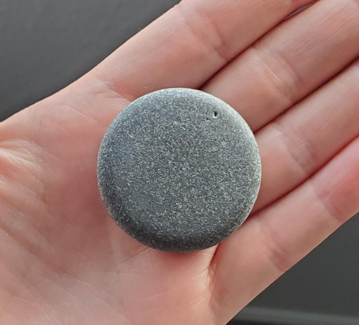 Một viên sỏi có hình tròn hoàn hảo được tìm thấy ở bãi biển.