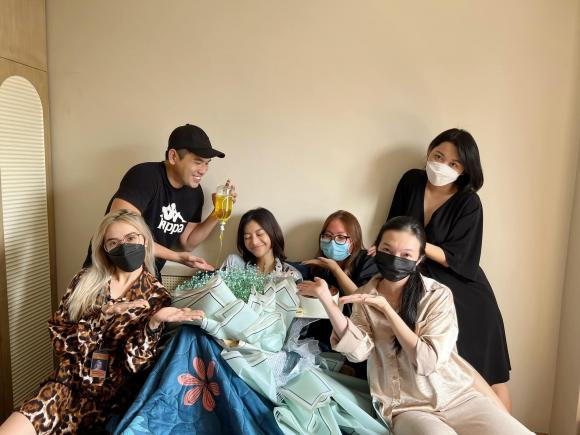 Á hậu Kiều Loan bật khóc khi đón sinh nhật trên giường bệnh - Hình 6 A hau Kieu Loan bat khoc khi don sinh nhat tren giuong benh-Hinh-6