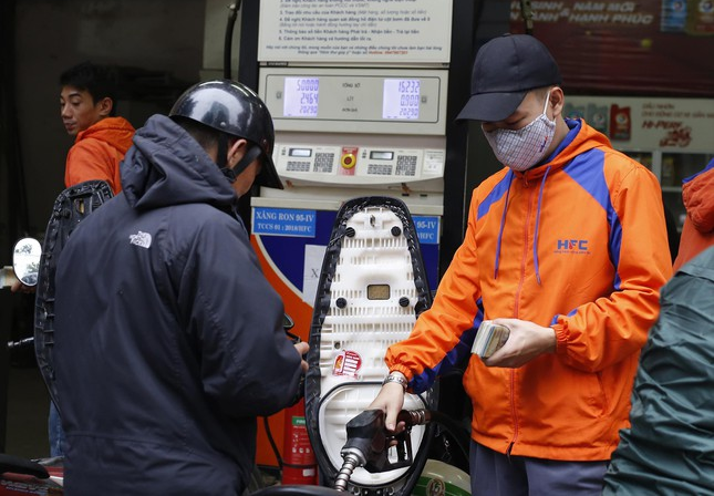 Bo Tai chinh len tieng viec gia xang tang ky luc