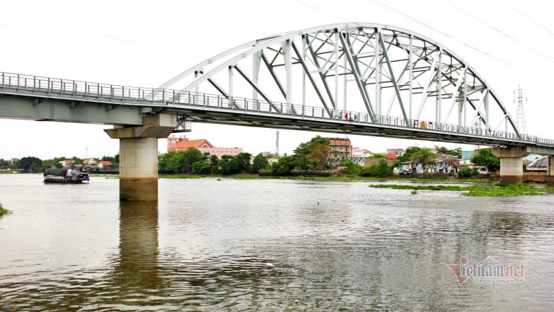 Ngoi nha khong vach ben song cua nguoi dan ong 40 nam cuu nguoi nhay cau-Hinh-3