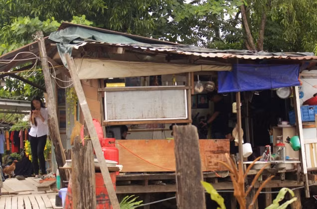 Ngoi nha khong vach ben song cua nguoi dan ong 40 nam cuu nguoi nhay cau-Hinh-5