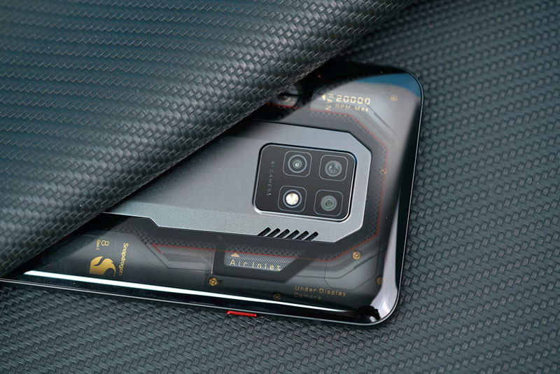 ZTE Red Magic 7 Pro 5G có 3 camera sau. Trong đó, cảm biến chính độ phân giải 64 MP, khẩu độ f/1.8 cho khả năng lấy nét theo pha. Ống kính thứ hai 8 MP, f/2.0 mang tới góc rộng 120 độ và cảm biến macro 2 MP, f/2.4.