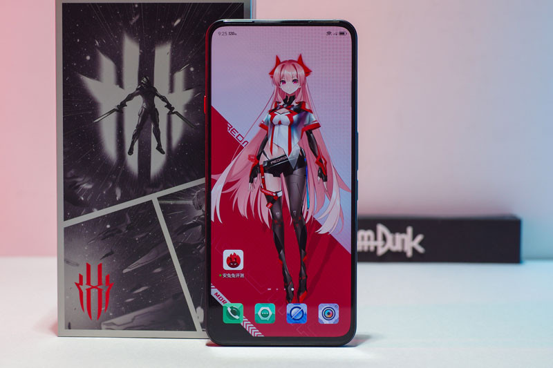 Red Magic 7 Pro 5G được trang bị tấm nền màn hình AMOLED kích thước 6,8 inch, độ phân giải Full HD Plus (2.400x1.080 pixel) cho mật độ điểm ảnh 387 ppi.