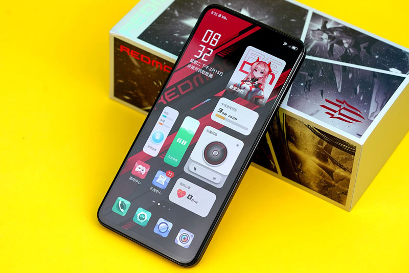 Màn hình này chia theo tỷ lệ 20:9, tích hợp dải màu DCI-P3, độ sáng tối đa 600 nit, tần số quét 120 Hz, tốc độ lấy mẫu cảm ứng 960 Hz.