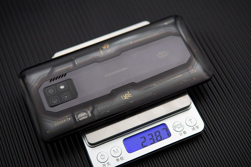 Nhằm tránh tình trạng quá nhiệt khi chơi game hoặc sử dụng lâu, ZTE trang bị cho Red Magic 7 Pro 5G hệ thống làm mát ICE 8.0 với quạt làm mát có thể đạt tốc độ 20.000 vòng/phút. Đồng thời, nó còn có hệ thống làm mát 9 lớp, công nghệ làm mát bằng chất lỏng với diện tích lên đến 41.279 mm².