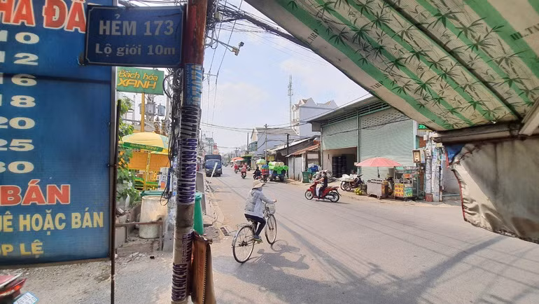 Bang cuop “choai choai” doa dam 2 co gai tre de cuop xe tay ga-Hinh-3