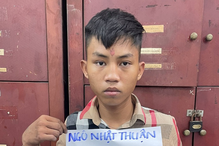 Bang cuop “choai choai” doa dam 2 co gai tre de cuop xe tay ga