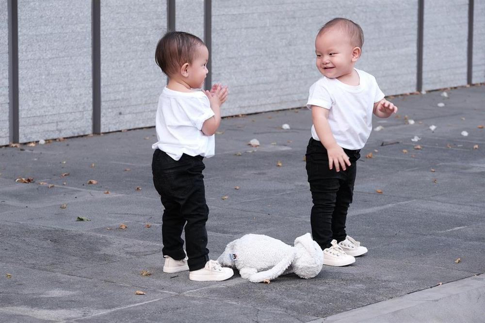 Con gái Hồ Ngọc Hà ra dáng chị, bón đồ ăn cho em cưng xỉu - Hình 10 Con gai Ho Ngoc Ha ra dang chi, bon do an cho em cung xiu-Hinh-10