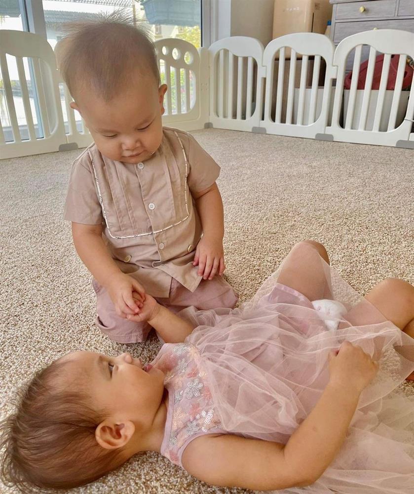 Con gái Hồ Ngọc Hà ra dáng chị, bón đồ ăn cho em cưng xỉu - Hình 11 Con gai Ho Ngoc Ha ra dang chi, bon do an cho em cung xiu-Hinh-11