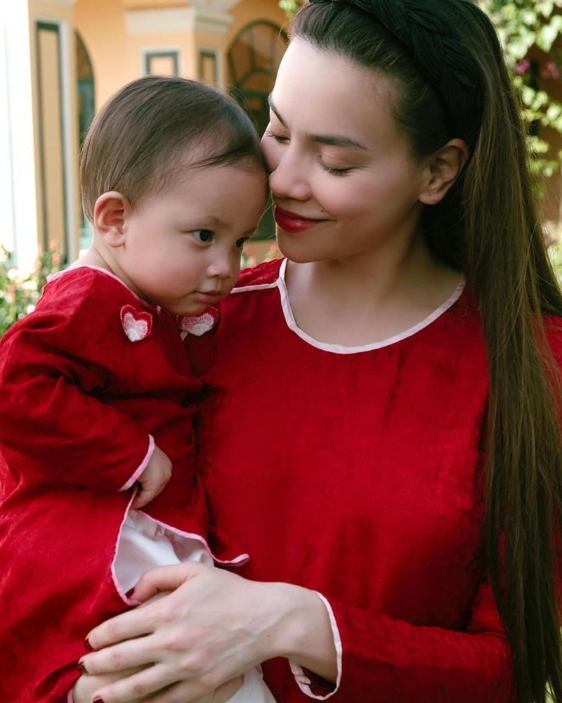 Con gai Ho Ngoc Ha ra dang chi, bon do an cho em cung xiu-Hinh-7