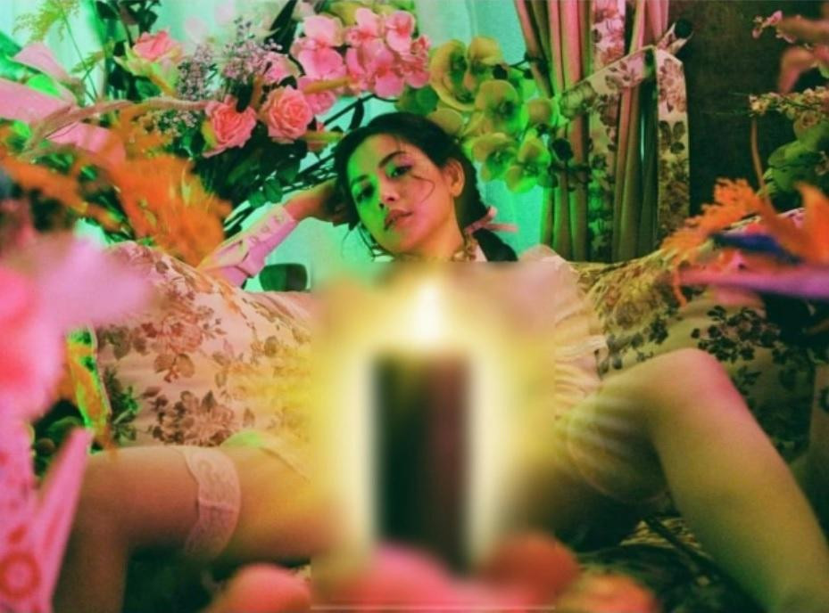 hi Pu luôn được đánh giá cao về mặt hình ảnh, song cũng từng khiến dân mạng "khiếp vía" với một tạo dáng phản cảm. Khoảnh khắc này nhìn còn "khó ưa" hơn nhiều so với hình ảnh tạo dáng của Hương Tràm.