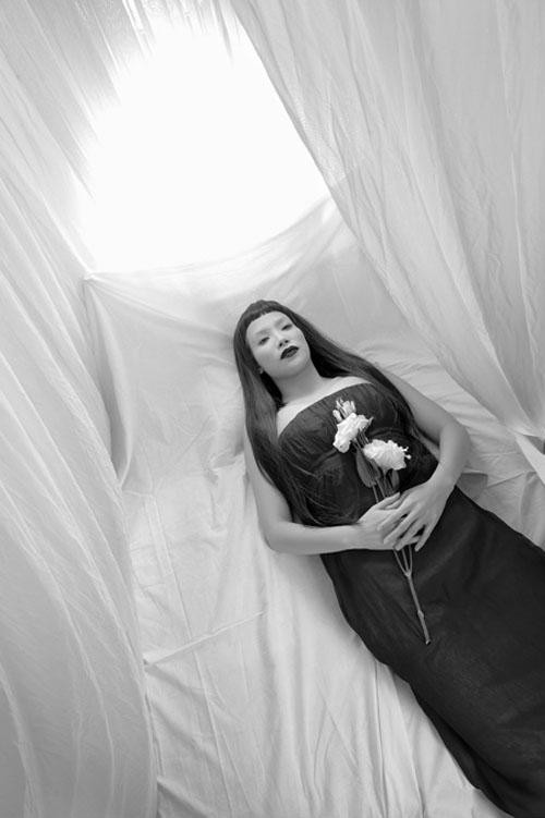 hông hiểu Hồ Quỳnh Hương đang diễn tả gì, nhưng bức ảnh khiến dân mạng lạnh toát người.