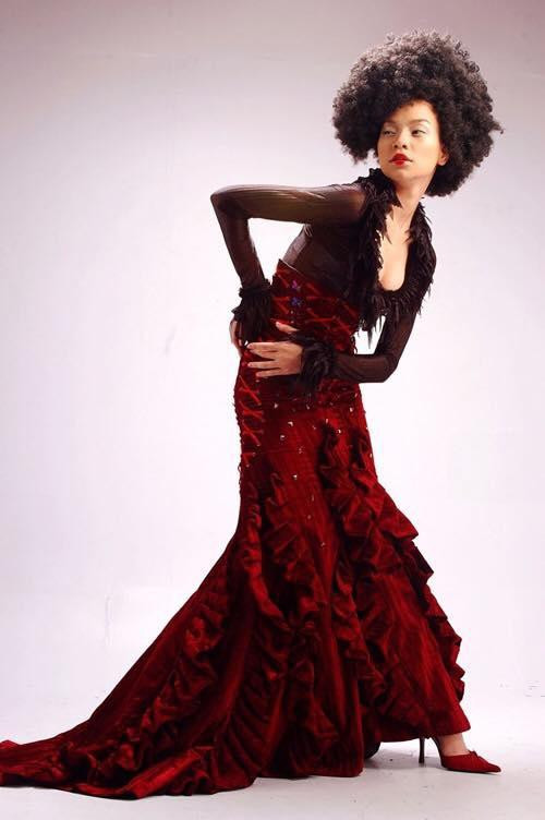 gay cả Hồ Ngọc Hà thuở mới vào nghề cũng có tạo dáng khá lạ lùng.